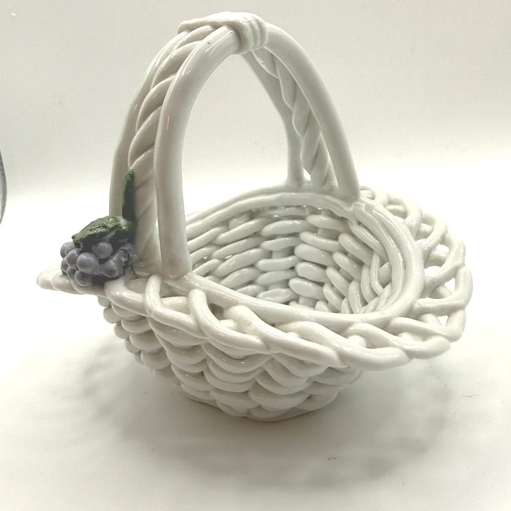CAPODDIMONTE Lattice Basket Small White Grape Accents Woven Vtg Decorative‎